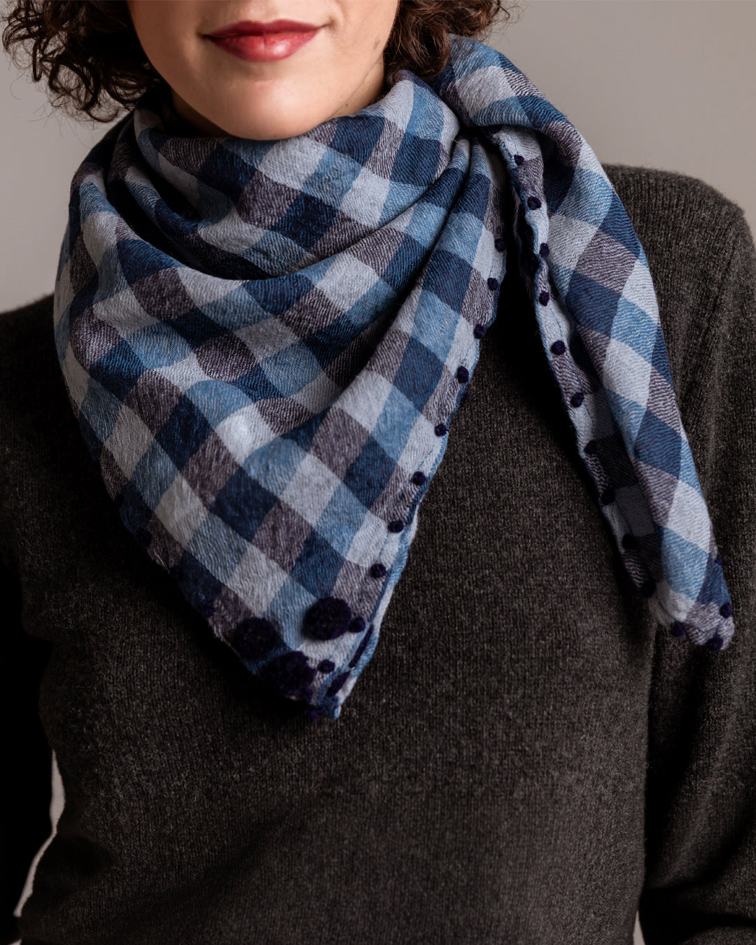 CAMERON colore BLU - foulard tinto filo con ricamo