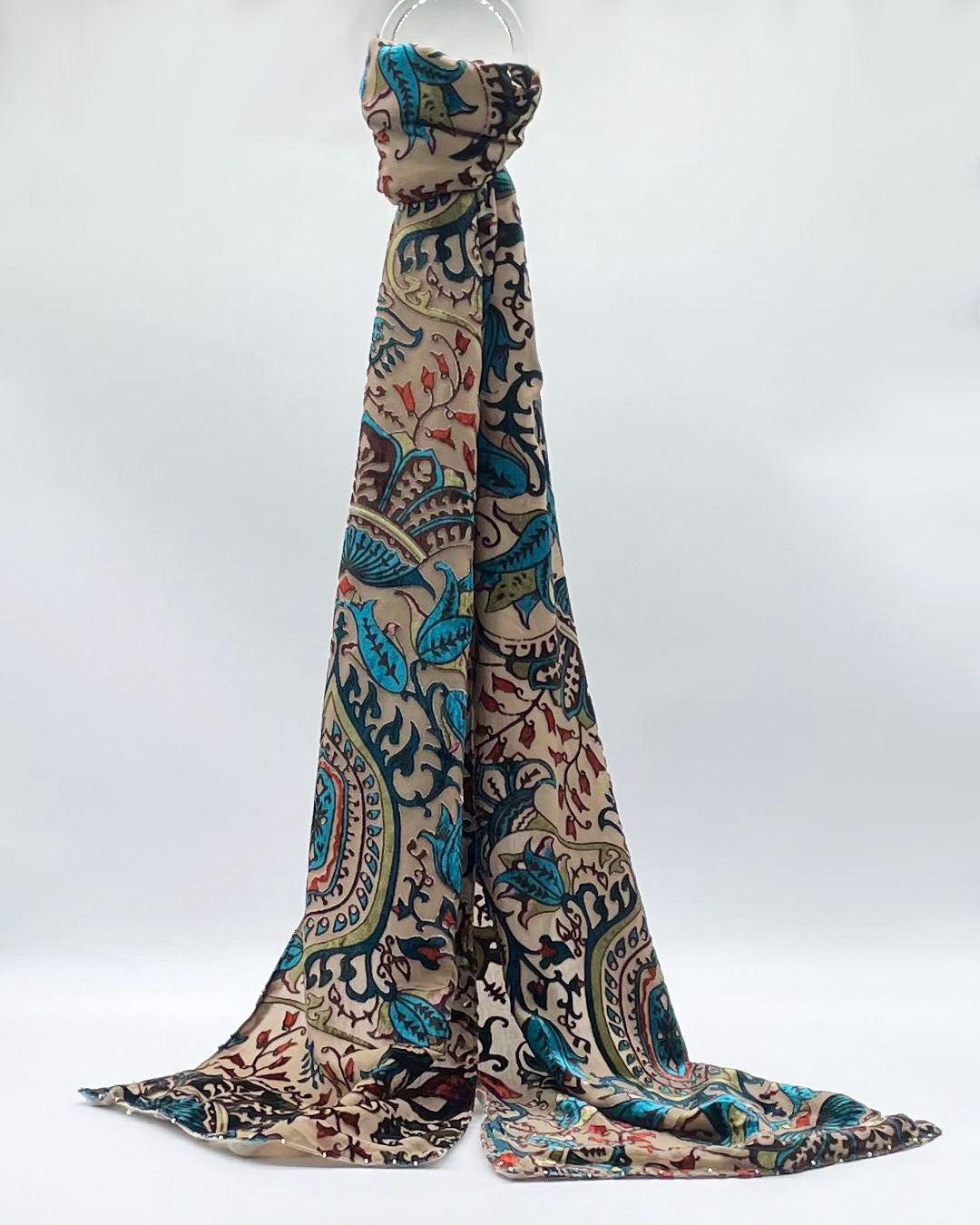 CAREZZA PANNA - Sciarpa devorè con le perline