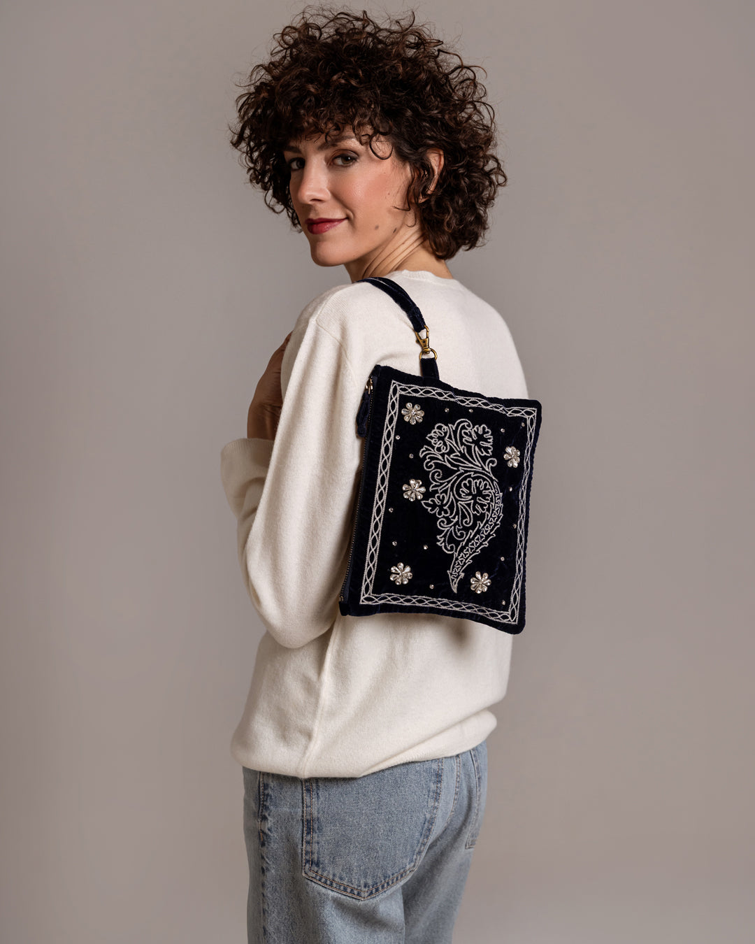 CLIO BLU - Pochette in Velluto ricamato a mano
