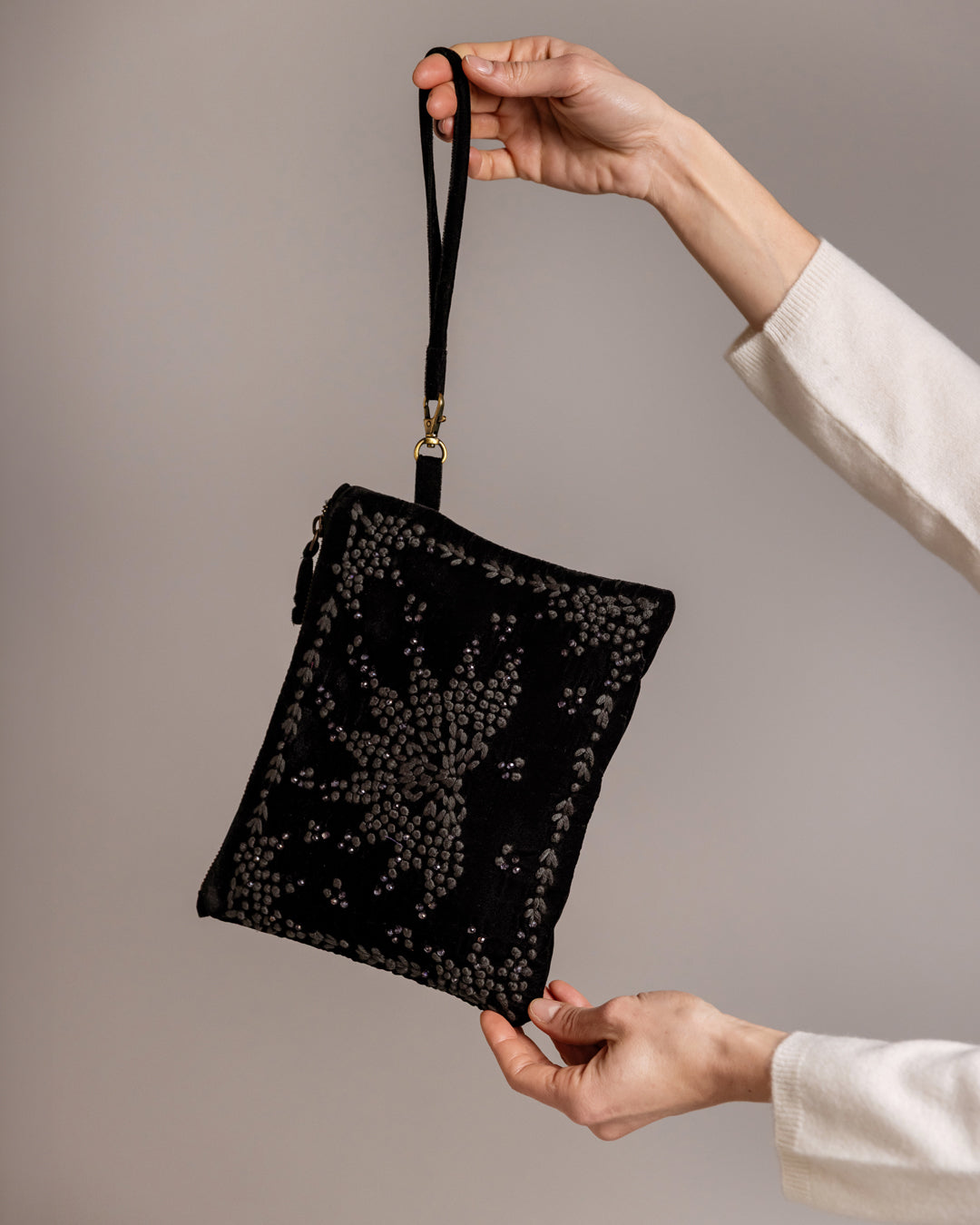 CLIO NERO - Pochette in Velluto ricamato a mano